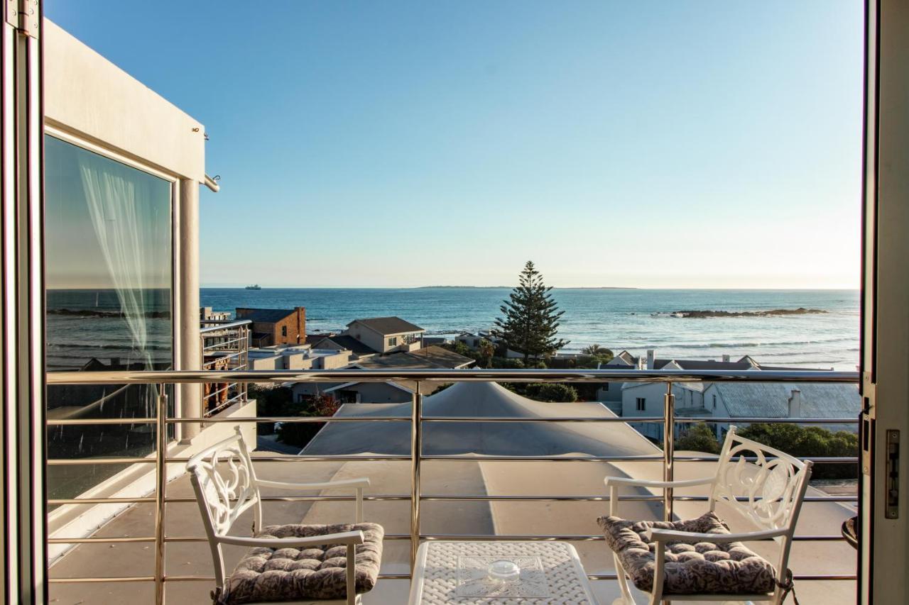 Blaauw Village Guest House Bloubergstrand Esterno foto