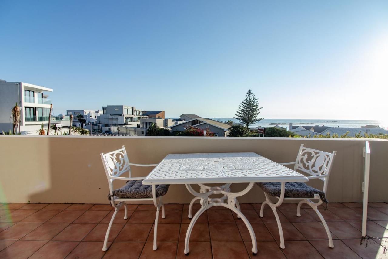 Blaauw Village Guest House Bloubergstrand Esterno foto