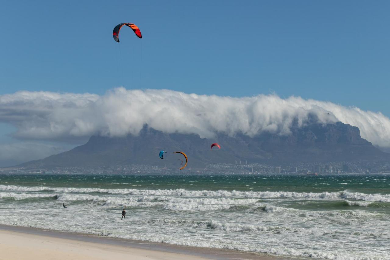 Blaauw Village Guest House Bloubergstrand Esterno foto