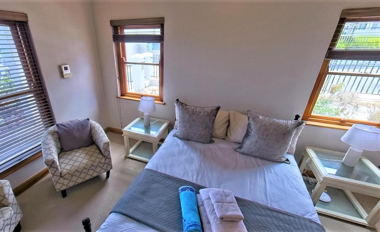 Blaauw Village Guest House Bloubergstrand Esterno foto