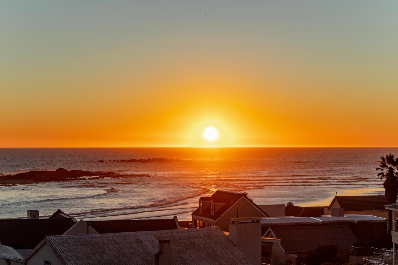 Blaauw Village Guest House Bloubergstrand Esterno foto